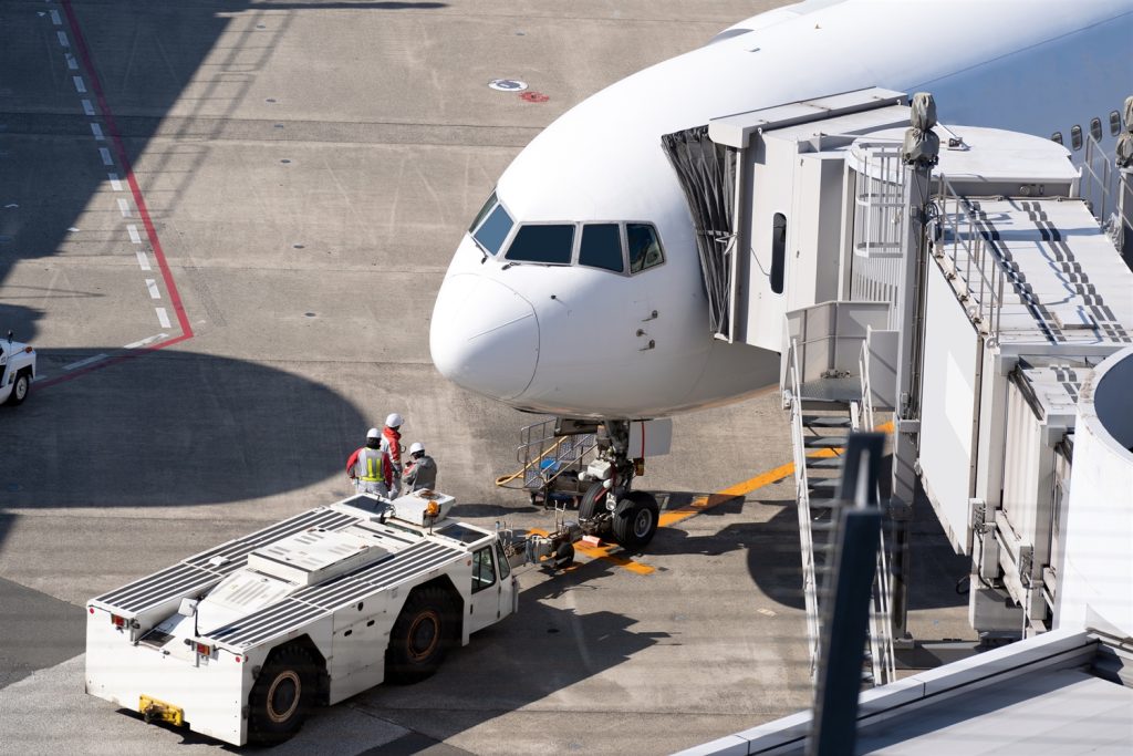 avion-en-jet-puente-en-aeropuerto