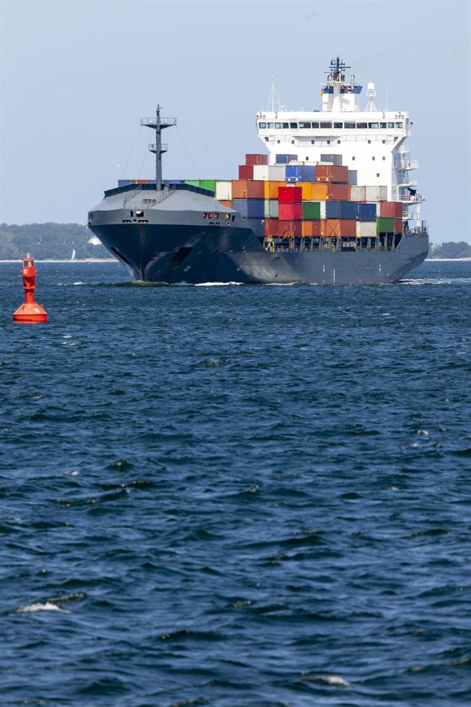 barco-de-contenedores-cerca-de-kiel-alemania